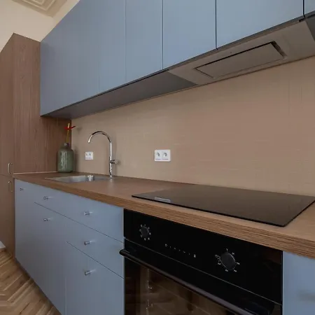 Elara - 2br For 5 - Next To The Main Station Apartman *