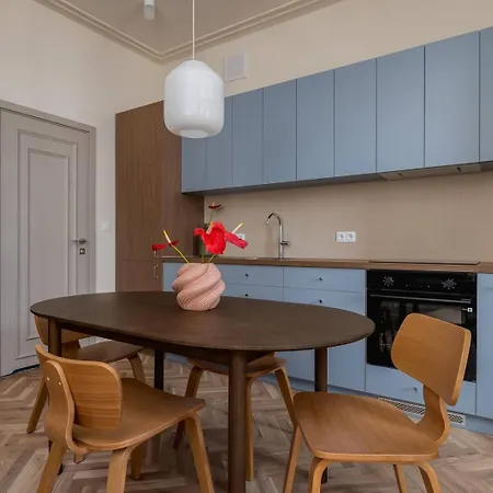 Elara - 2br For 5 - Next To The Main Station Apartman *