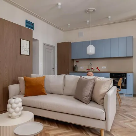 Elara - 2br For 5 - Next To The Main Station Apartman
